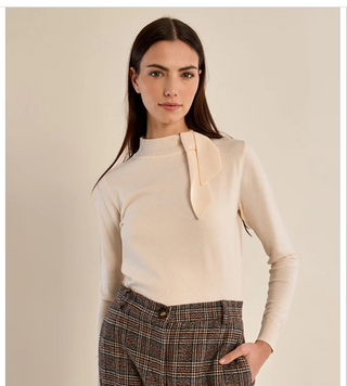 Fine knit sweater, bow detail